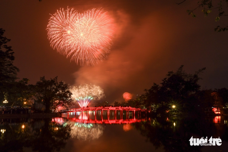 Pháo hoa rực sáng, chào năm mới 2026! - Ảnh 1.