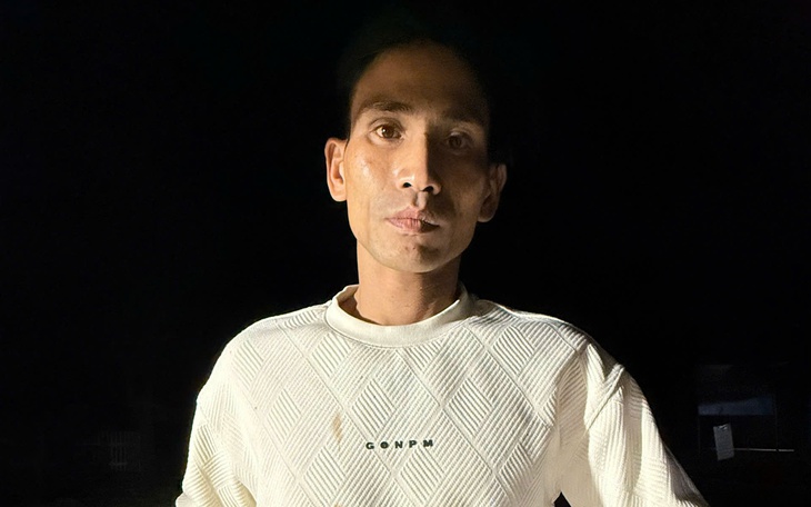 Bị dừng xe kiểm tra, tài xế không chấp hành hiệu lệnh, ép xe cảnh sát, vứt túi nilon hòng tẩu thoát - Ảnh 2.