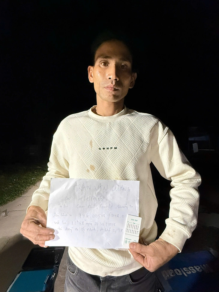 CSGT Huế phát hiện tài xế dương tính với ma túy khi đang lái xe đầu kéo - Ảnh 3.