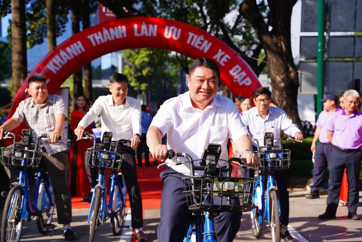 Khánh thành làn đường ưu tiên xe đạp trên đường Mai Chí Thọ sau hơn 2 tháng thi công - Ảnh 4.