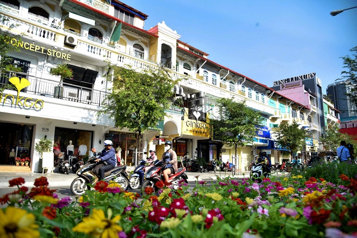 Đường Lê Lợi bừng sáng đón năm mới - Ảnh 2. Đường Lê Lợi bừng sáng đón năm mới - Ảnh 2.