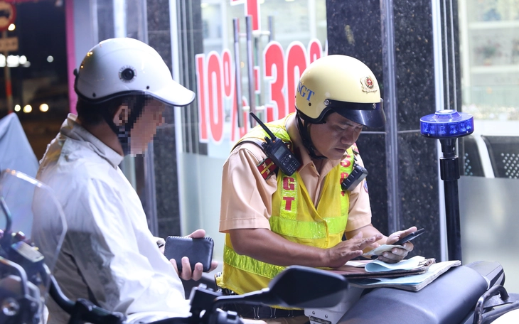 Người dân rời TP.HCM về quê nghỉ Tết Dương lịch 2026, các cửa ngõ ùn ứ xe cộ - Ảnh 17.