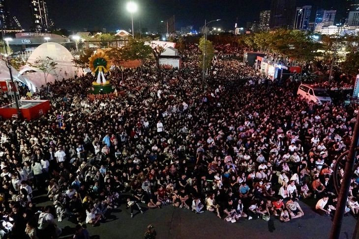 Hàng ngàn khán giả ‘quẩy’ xuyên đêm, đón năm mới tại HOZO City Tết Fest 2025 - Ảnh 11.