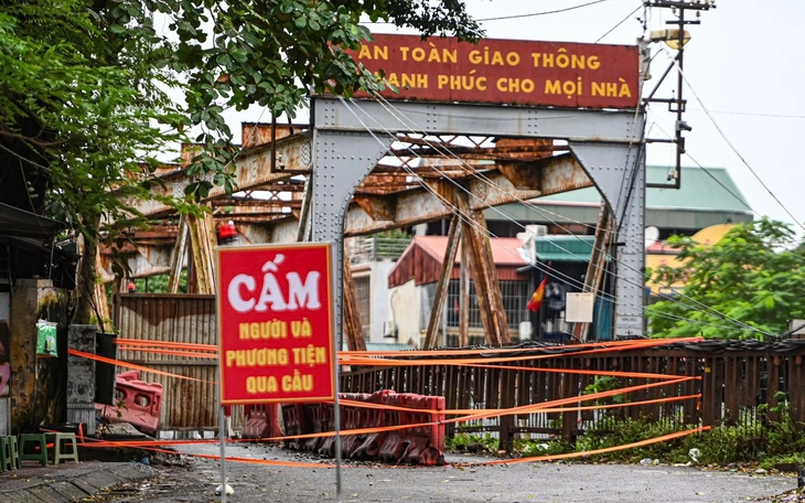 Phát hiện sự cố, ngành đường sắt tạm dừng chạy tàu qua cầu Long Biên - Ảnh 2.