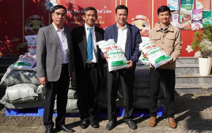 Những bao gạo đến vùng biên, Tết ấm hơn với học sinh nghèo - Ảnh 3.