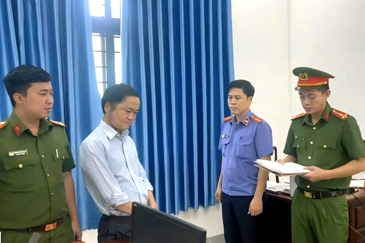 cán bộ - Ảnh 1.