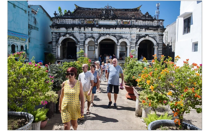 Ngôi nhà gỗ ‘lạ’ trước lăng mộ Hoàng thái hậu Từ Dụ - Ảnh 7.