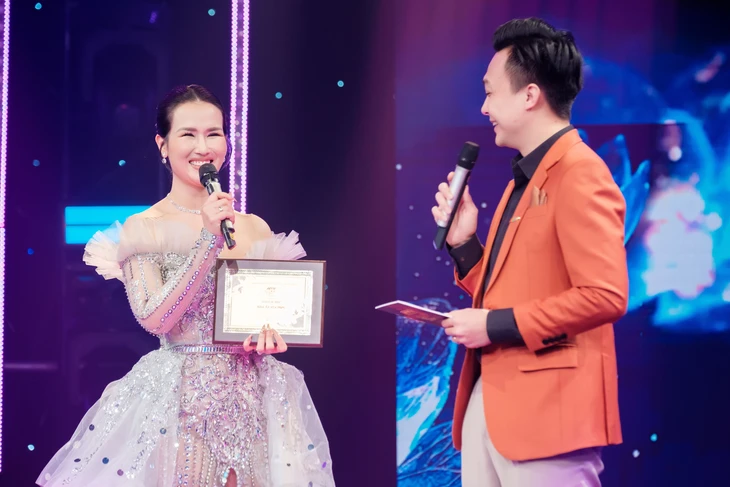 Hòa Minzy - Ảnh 4.