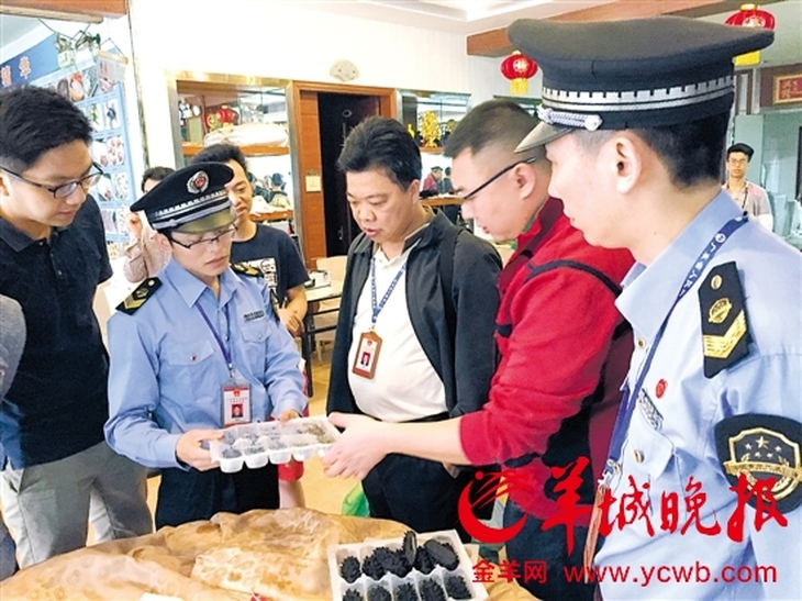 Bóc tách video 'phơi bày' cảnh làm hải sâm giả tại Trung Quốc - Ảnh 2.