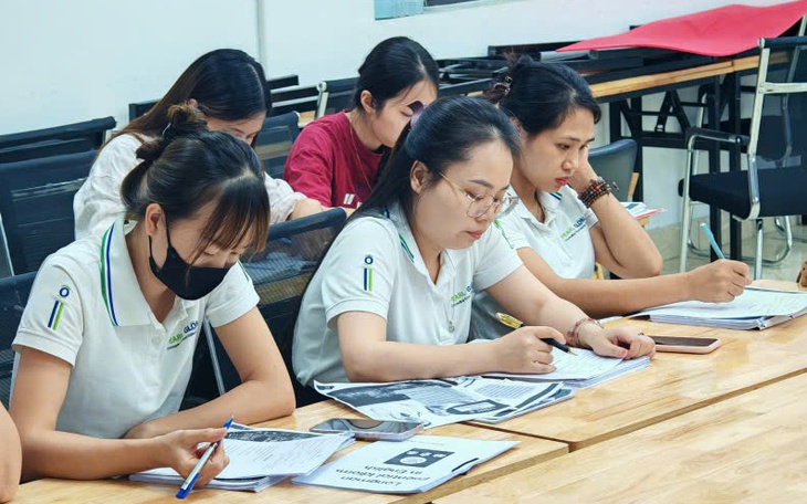 Đề xuất có lộ trình giảm giờ làm việc, vá 'khoảng trống' khi shipper, thợ xây tự do mất việc - Ảnh 2.