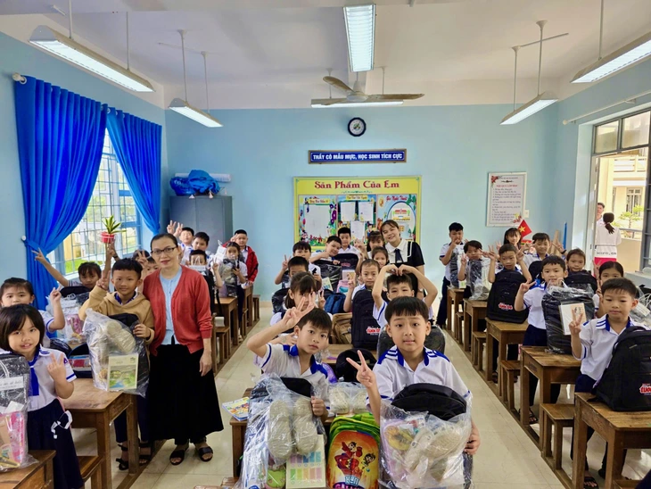 Thầy hiệu trưởng ở Phú Yên cũ bật khóc vì ám ảnh trận lũ dữ - Ảnh 4.