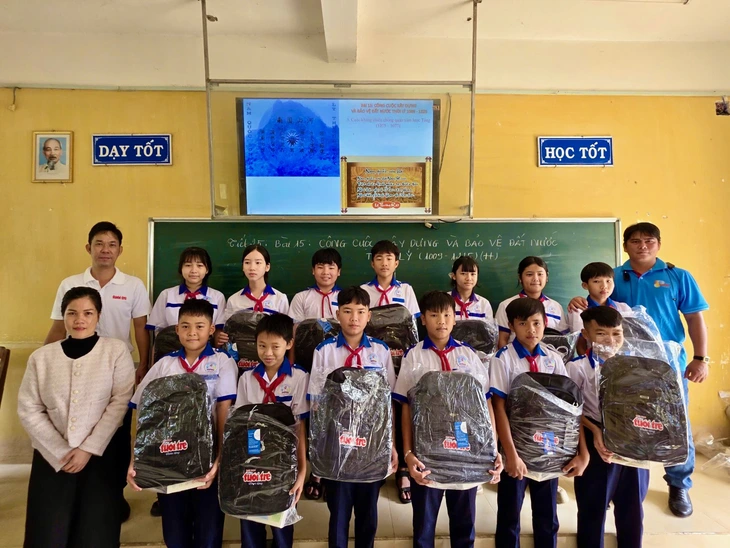 Thầy hiệu trưởng ở Phú Yên cũ bật khóc vì ám ảnh trận lũ dữ - Ảnh 5.