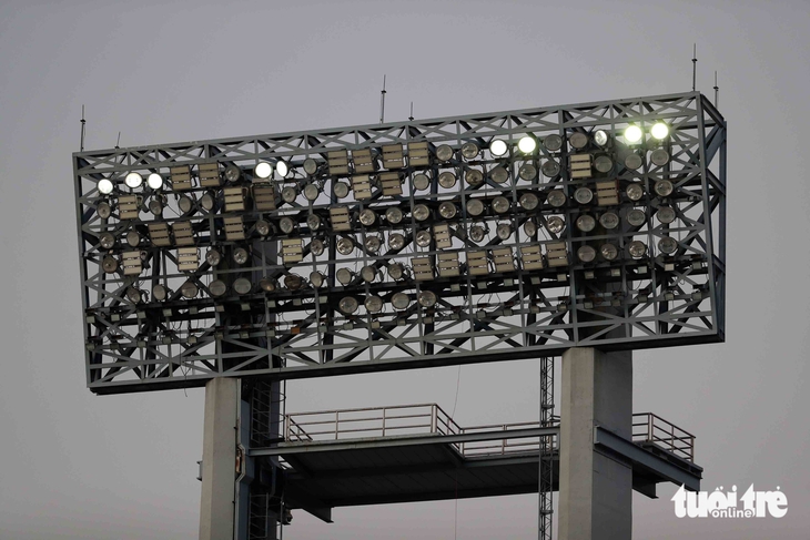 Giàn đèn sân Rajamangala sáng thế nào sau sự cố bị hỏng bóng đèn phải đi mượn? - Ảnh 1.