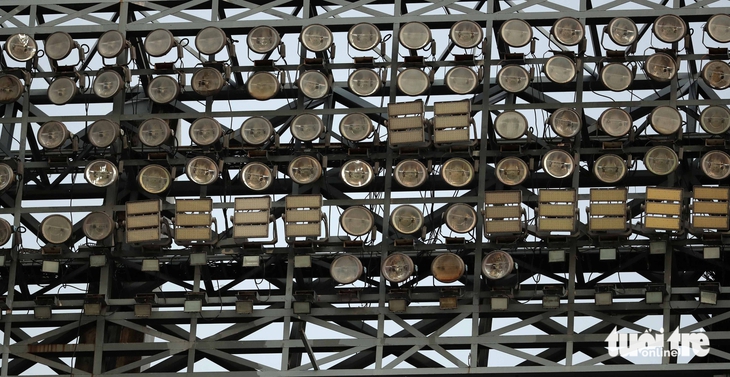 Giàn đèn sân Rajamangala sáng thế nào sau sự cố bị hỏng bóng đèn phải đi mượn? - Ảnh 2.