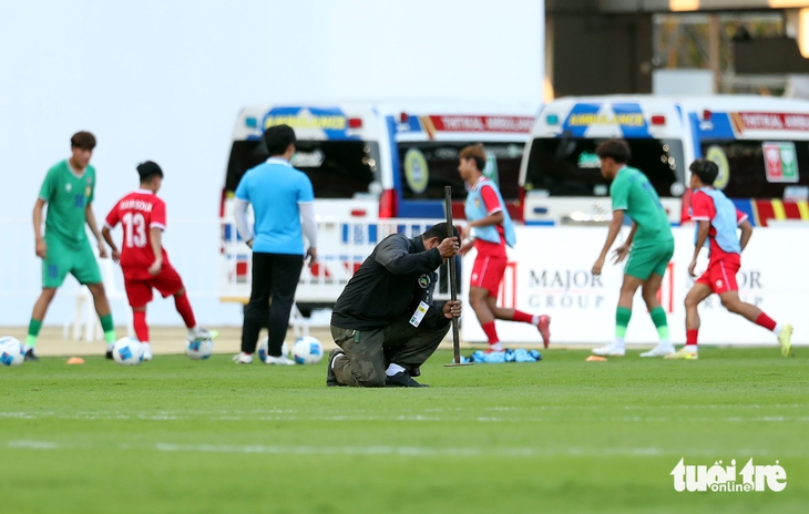 Giàn đèn sân Rajamangala sáng thế nào sau sự cố bị hỏng bóng đèn phải đi mượn? - Ảnh 4.