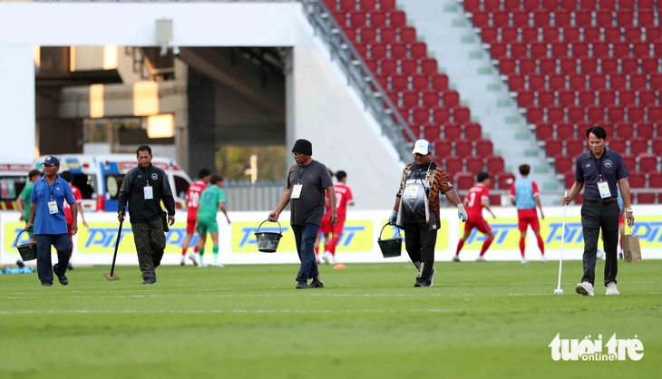 Giàn đèn sân Rajamangala sáng thế nào sau sự cố bị hỏng bóng đèn phải đi mượn? - Ảnh 5.