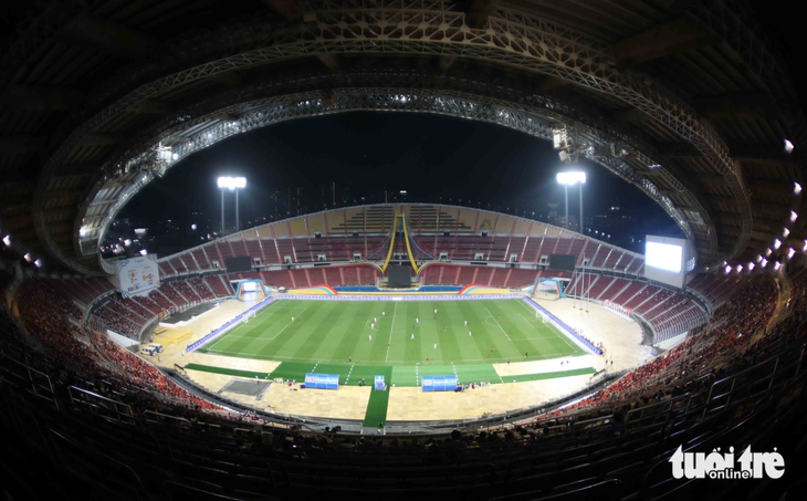 Giàn đèn sân Rajamangala sáng thế nào sau sự cố bị hỏng bóng đèn phải đi mượn? - Ảnh 6.