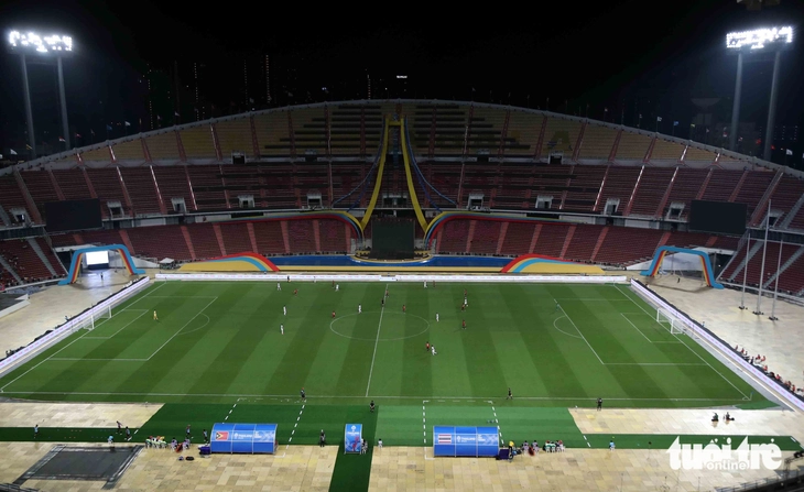 Giàn đèn sân Rajamangala sáng thế nào sau sự cố bị hỏng bóng đèn phải đi mượn? - Ảnh 7.