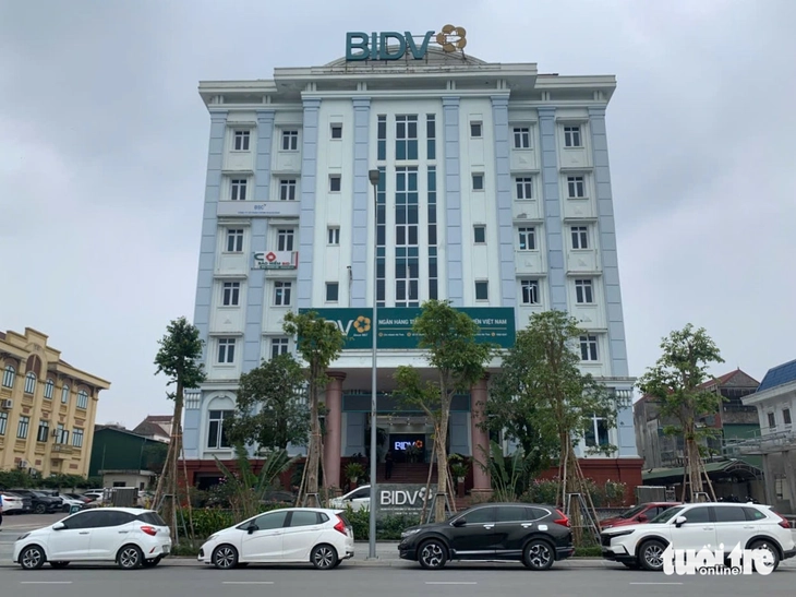 Nữ nhân viên ngân hàng kể lại khoảnh khắc cụ bà suýt bị kẻ lừa đảo chiếm đoạt hơn 2 tỉ đồng - Ảnh 1.