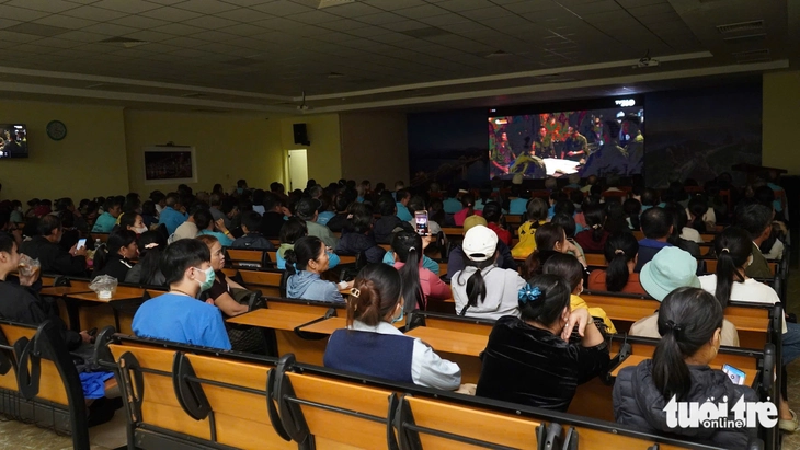 Cựu chiến binh nghẹn ngào xem Mưa đỏ trong bệnh viện - Ảnh 2.