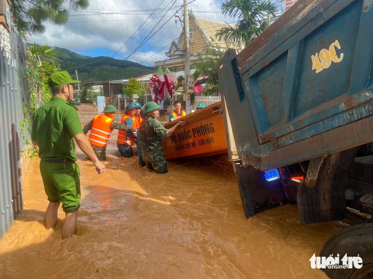 1.750 hộ bị cô lập, hàng chục tàu chìm, trôi dạt, Lâm Đồng kích hoạt ứng phó khẩn cấp - Ảnh 1.