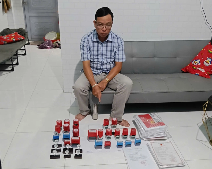Tạm giữ hình sự một người làm giả con dấu, tài liệu của cơ quan, tổ chức - Ảnh 1.