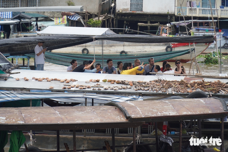 Đồng Tháp tái hiện chợ nổi Cái Bè: Gợi nhớ một thời thương hồ tấp nập - Ảnh 1.