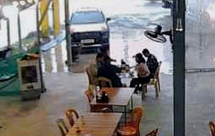 Quên trả tiền ăn sáng, nhóm cứu trợ tìm được chủ quán xin chuyển khoản nhưng chủ quán 'mời luôn' - Ảnh 1.