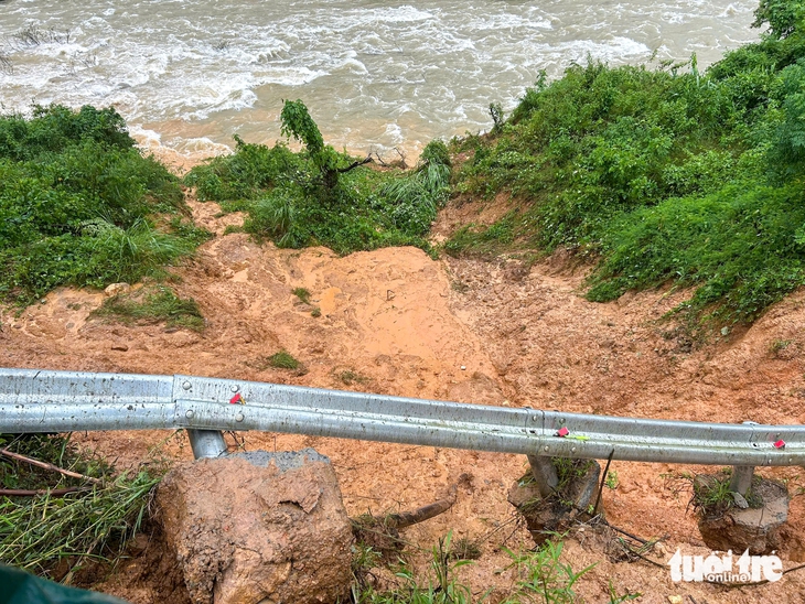 Đà Nẵng chi 10 tỉ đồng khắc phục sạt lở tuyến đường dưới chân cao tốc La Sơn - Túy Loan - Ảnh 2.