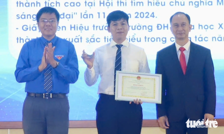 Đại học Quốc gia TP.HCM vinh danh sinh viên và cán bộ trẻ nổi bật - Ảnh 1.