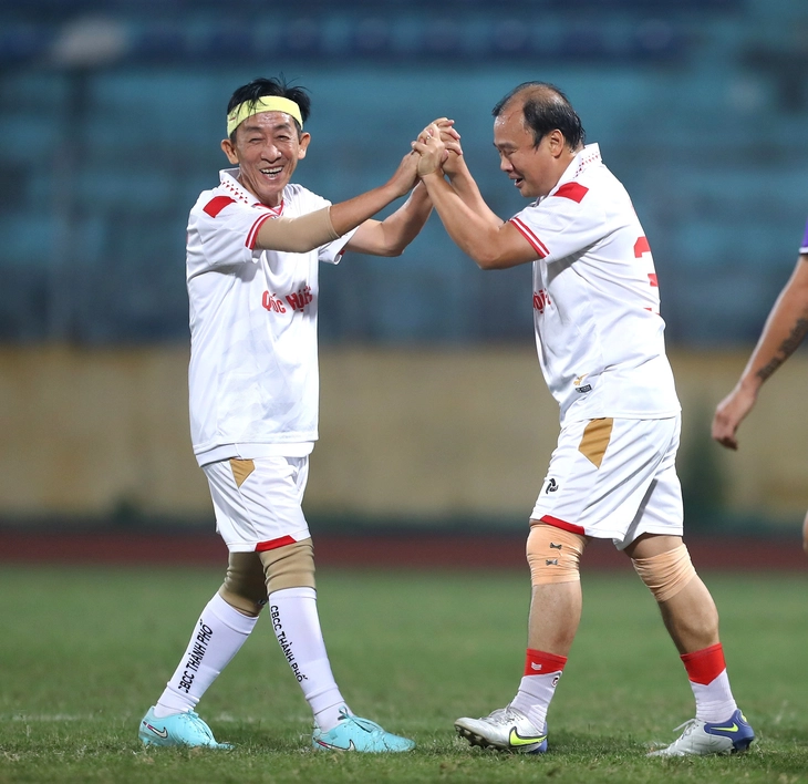 Đại biểu Quốc hội đá bóng, quyên góp tiền ủng hộ đồng bào bị mưa lũ - Ảnh 3.