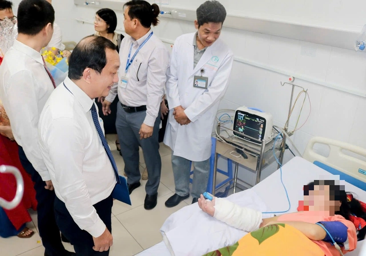 UBND TP.HCM khen thưởng đột xuất ê kíp tái nối bàn tay cho sản phụ mang song thai - Ảnh 2.