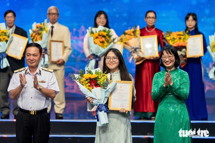 평화의 이야기를 이어가며, 응우옌 반 충은 계속해서 상을 받고 있습니다 - 사진 4.