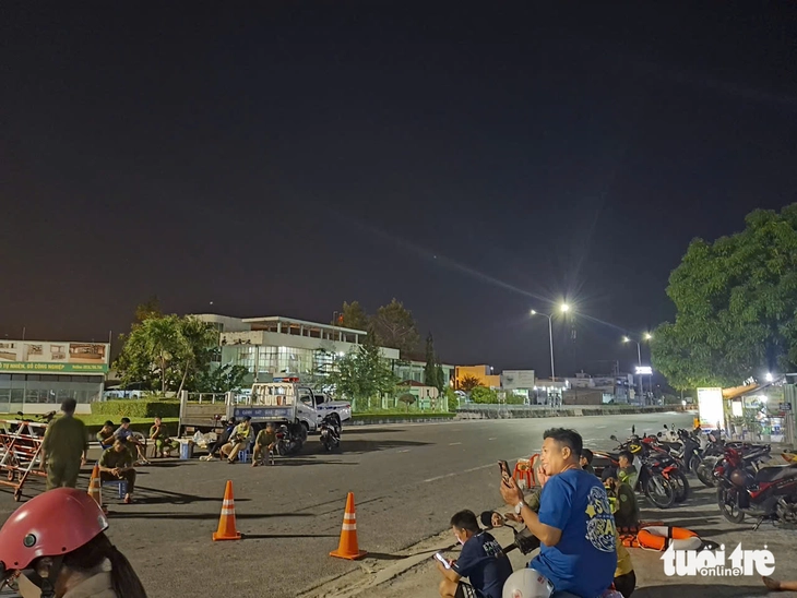 Nước lũ vùng cửa biển Bình Thuận cũ dâng cao, quốc lộ 1 phong tỏa trong đêm - Ảnh 1.