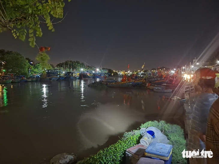 Nước lũ vùng cửa biển Bình Thuận cũ dâng cao, quốc lộ 1 phong tỏa trong đêm - Ảnh 2.