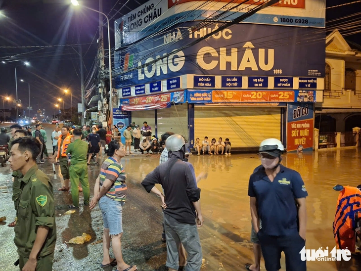 Nước lũ vùng cửa biển Bình Thuận cũ dâng cao, quốc lộ 1 phong tỏa trong đêm - Ảnh 4.