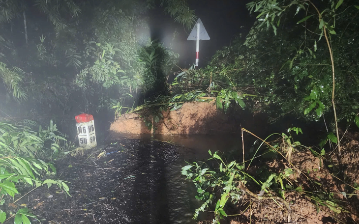 Đèo Prenn Đà Lạt sạt lở nặng, vùi lấp mặt đường giữa đèo, tạm dừng xe cộ qua lại- Ảnh 2.