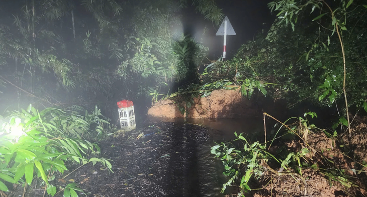 Tạm đóng đèo Gia Bắc do sạt lở nặng, nhiều xe mắc kẹt- Ảnh 1. Tạm đóng đèo Gia Bắc do sạt lở nặng, nhiều xe mắc kẹt- Ảnh 1.