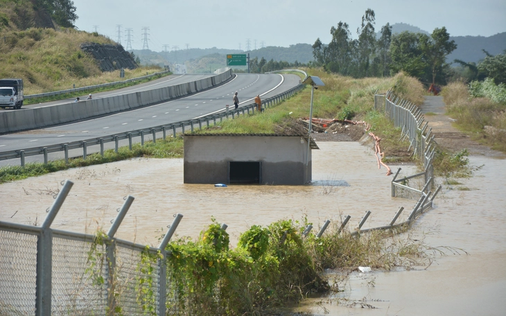 Ngập cao tốc Phan Thiết - Dầu Giây: ‘Do hệ thống bơm chống ngập bị mấy cắp dây điện’ - Ảnh 2.