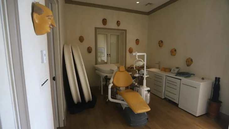 Làm rõ ảnh căn phòng chứa đầy mặt nạ trên đảo của tỉ phú Epstein - Ảnh 1.