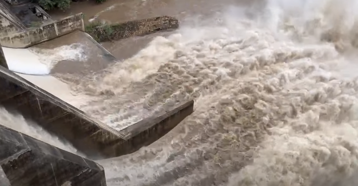 Hồ Lòng Sông xả lũ kỷ lục, nhấn chìm hơn chục ghe cá ở cửa biển - Ảnh 4.