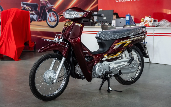 Honda Dream độ kiểu quý tộc: Nhìn thì bình thường mà toàn đồ hiệu, chơi cả thập kỷ không sợ lỗi mốt - Ảnh 27.