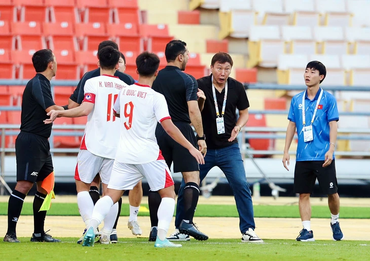 HLV Kim Sang Sik - Ảnh 2.