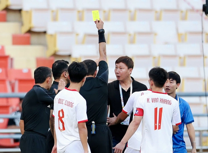 HLV Kim Sang Sik có được xóa thẻ vàng ở trận gặp U22 Lào? - Ảnh 1.
