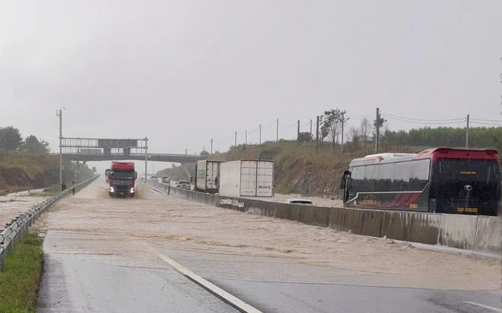 Hệ thống bơm chống ngập cao tốc Phan Thiết - Dầu Giây chìm nghỉm trong nước - Ảnh 9.
