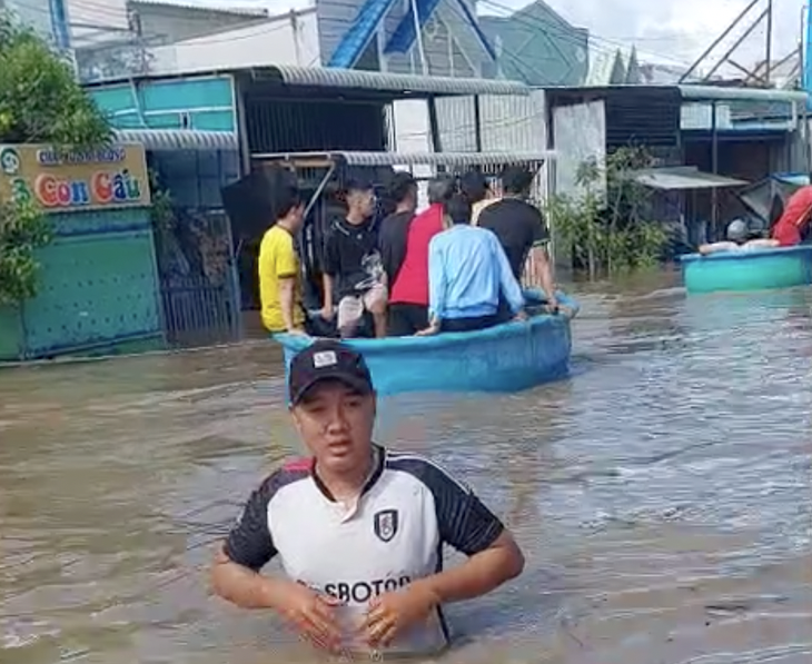 Hồ Lòng Sông xả lũ kỷ lục, nhấn chìm hơn chục ghe cá ở cửa biển - Ảnh 3.