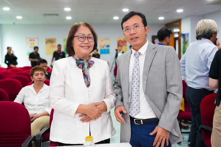 Nhà báo Trần Xuân Toàn (bìa phải) - Phó tổng biên tập báo Tuổi Trẻ và nghệ nhân ẩm thực Bùi Thị Sương tại họp báo Ngày của Phở 4-12 - Ảnh: HỮU HẠNH