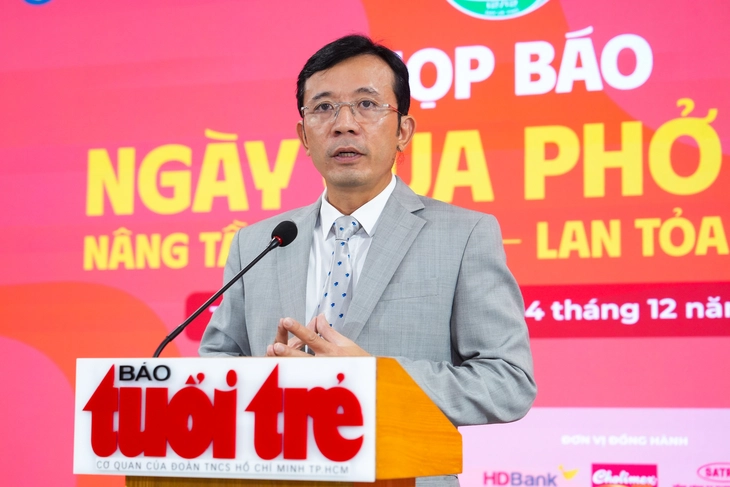 Nhà báo Trần Xuân Toàn phát biểu khai mạc họp báo Ngày của Phở - Ảnh: HỮU HẠNH