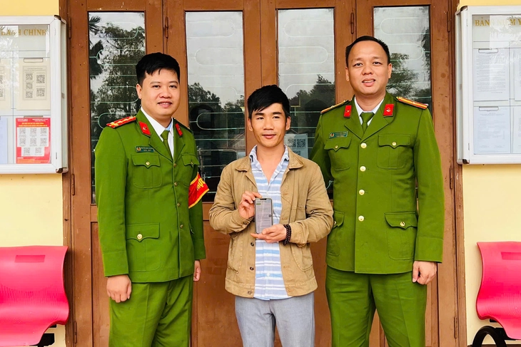 155 triệu đồng 'lạc chủ', công an lần dấu vết trong đêm để trả lại người mất - Ảnh 2.