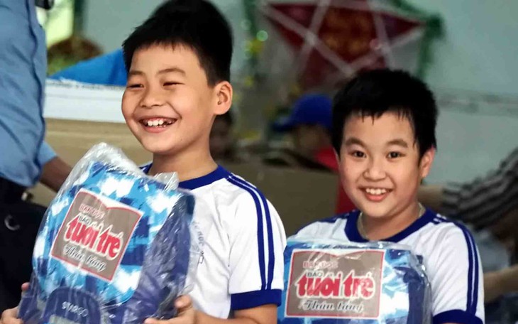 Công ty Xi măng INSEE Việt Nam đóng góp 120 triệu đồng hỗ trợ bà con tái thiết cuộc sống sau bão lũ - Ảnh 3.